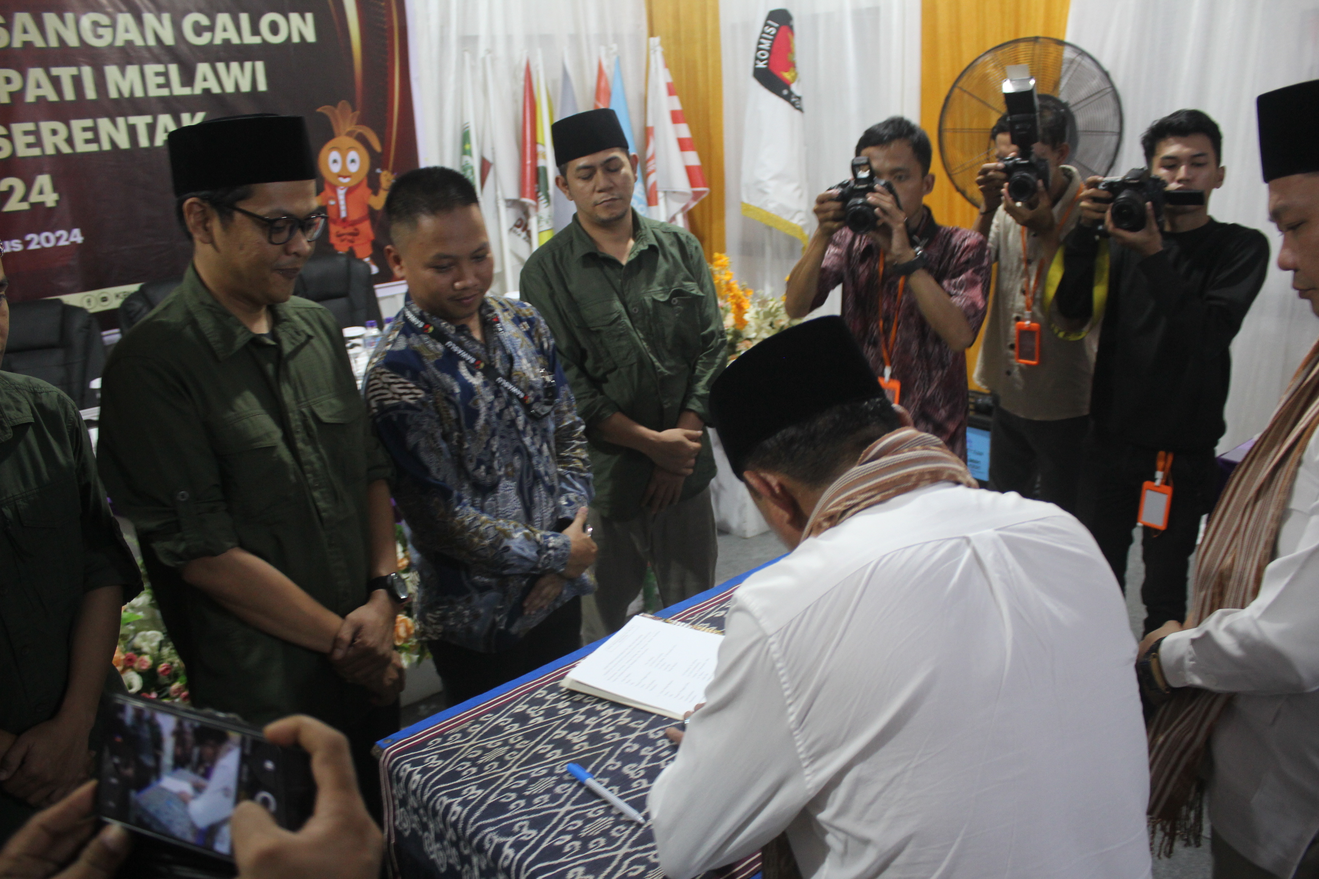 Bawaslu Melawi Melakukan Pengawasan Melekat Pendaftaran Bapaslon Bupati dan Wakil Bupati Melawi Serentak Tahun 2024