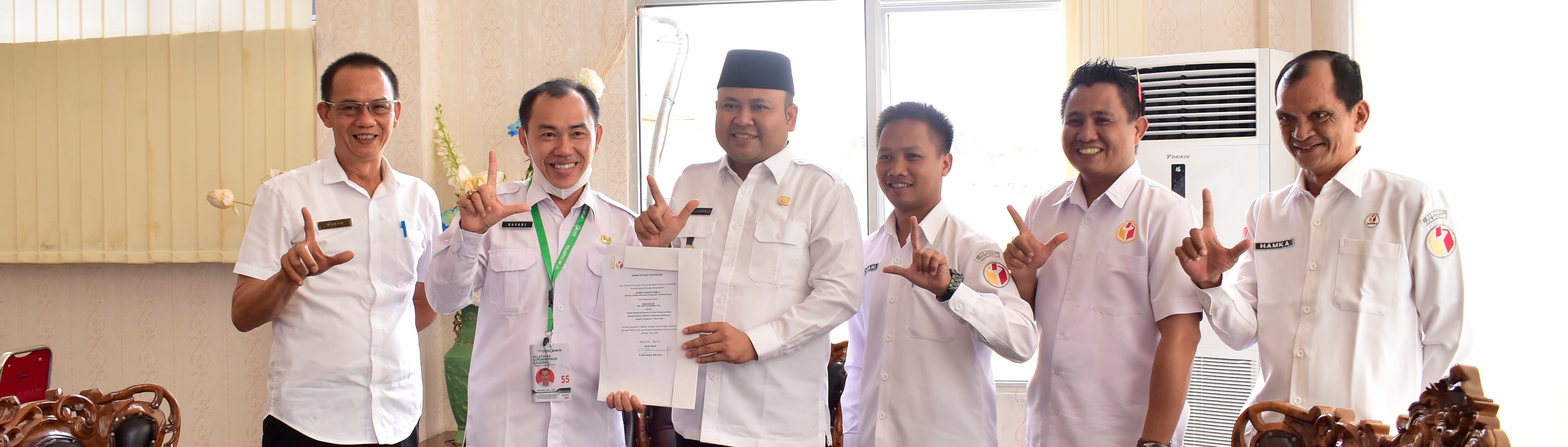 AUDIENSI DENGAN BUPATI KABUPATEN MELAWI H. DADI SUNARYA USFA YUSRA, MEMBAHAS KERJASAMA PROGRAM GERAKAN TERPADU DESA SADAR PEMILU (GARDU SADAR PEMILU)