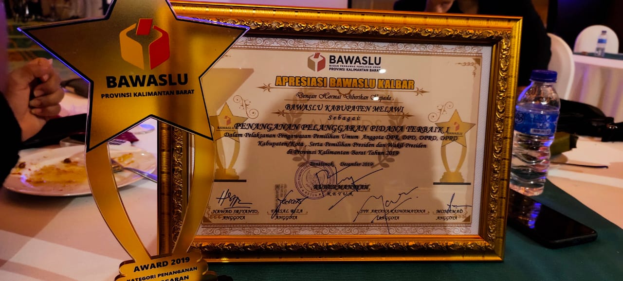 Bawaslu kab. Melawi menerima penghargaan dari Bawaslu Provinsi Kalimantan Barat