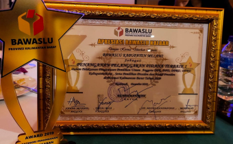 Bawaslu kab. Melawi menerima penghargaan dari Bawaslu Provinsi Kalimantan Barat