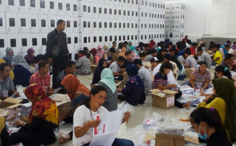 KPU MELAWI SORTIR SURAT SUARA DAN PERLENGKAPAN PEMILU, BAWASLU IKUT MENGAWASI.