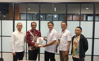 Anggota Bawaslu Melawi Hamka, S.Sos. Penyerahan Laporan Akhir Kehumasan Bawaslu Kabupaten Melawi kepada Bawaslu RI